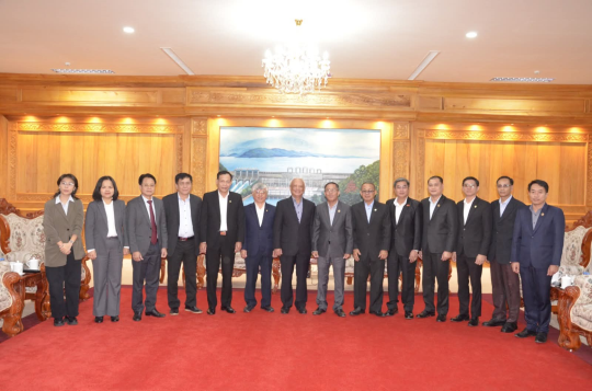 Vientiane Provincial Leaders Host Vietnam Peace Committee Delegation
